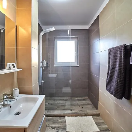 Grey House Апартаменти Брашов