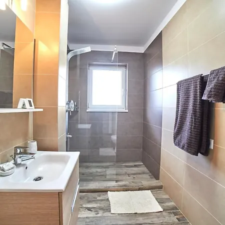 Grey House Брашов